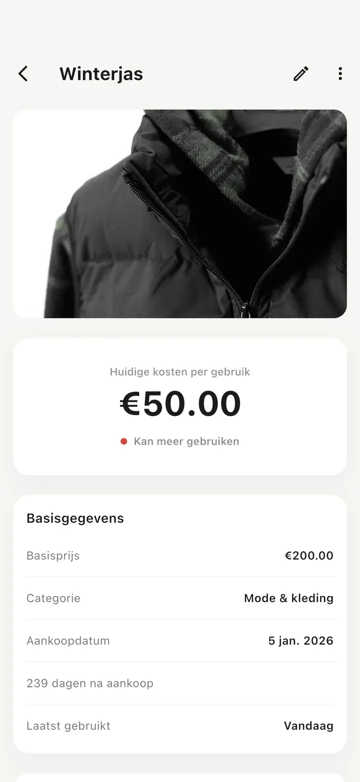 Detailpagina van een winterjas met foto, 4 keer gebruikt, met hoge kosten per gebruik, een rode stip en de hint 'Kan meer gebruiken'.