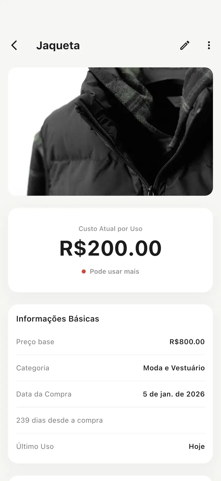 Detalhe de uma jaqueta com foto, usada 4 vezes, mostrando um custo por uso alto com um ponto vermelho e a dica 'Pode usar mais'.